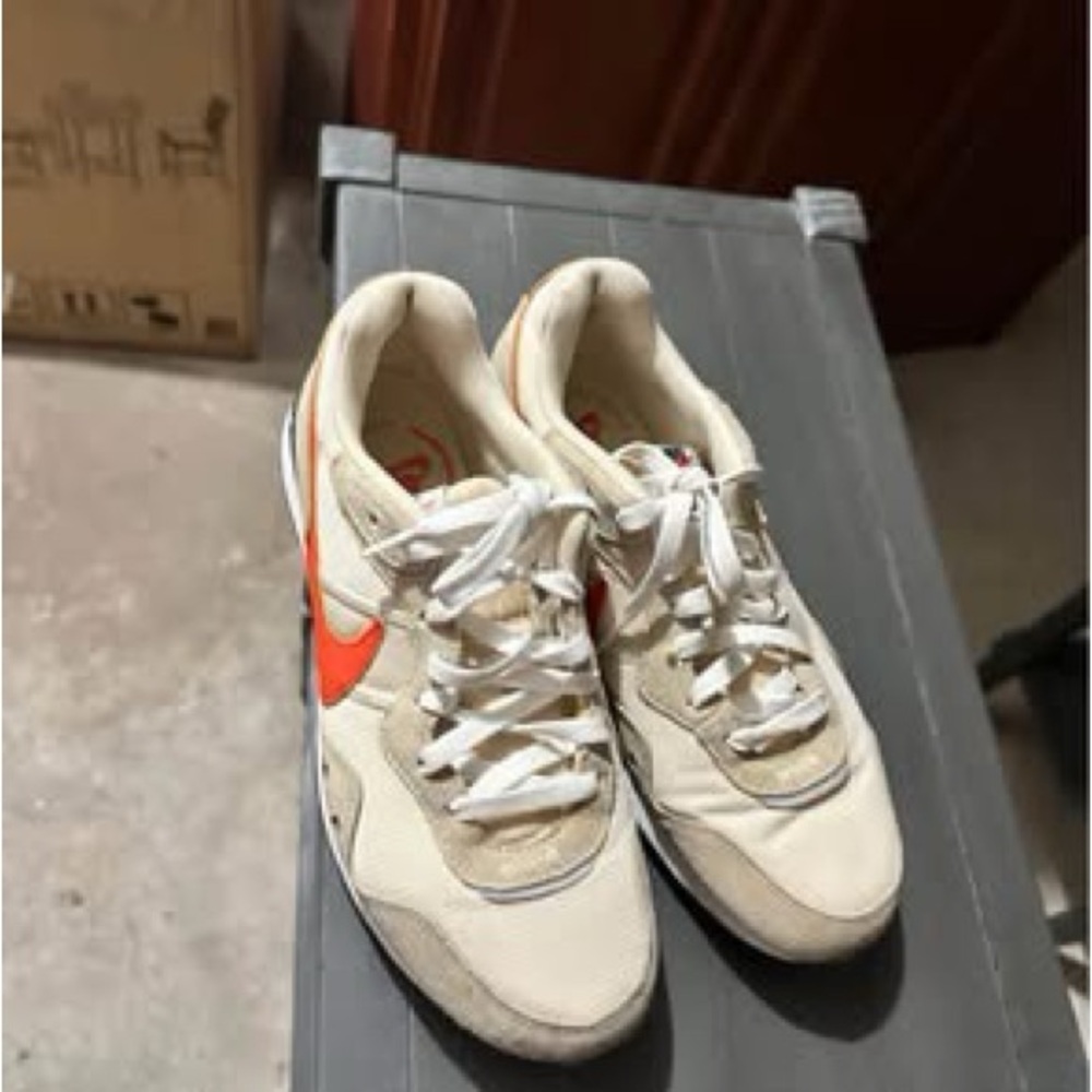 Nike Venture Runner Rattan Orange Sz 7